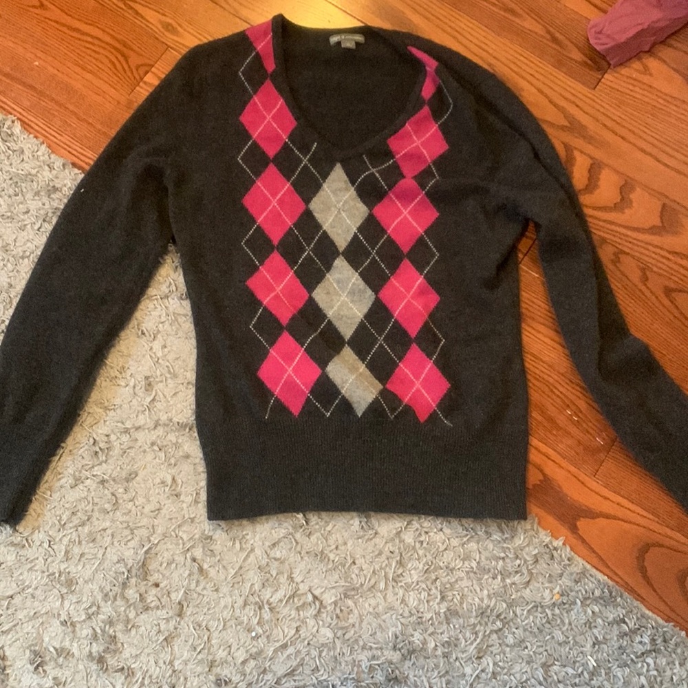 Beautiful 100 percent cashmere Women’s v neck sweater, fits more like a medium